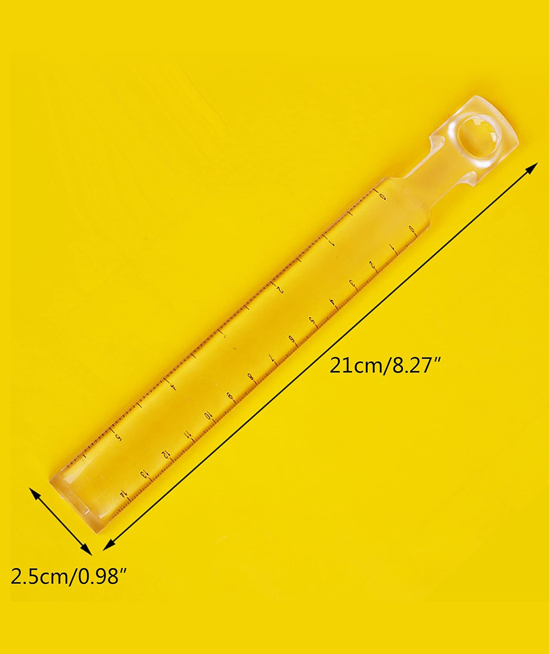 Regla lupa acrílica 15 cm con barra de medición sobre fondo amarillo